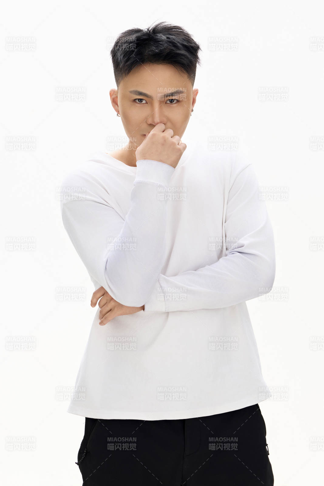 白色背景下的亚洲男性青年形象图片