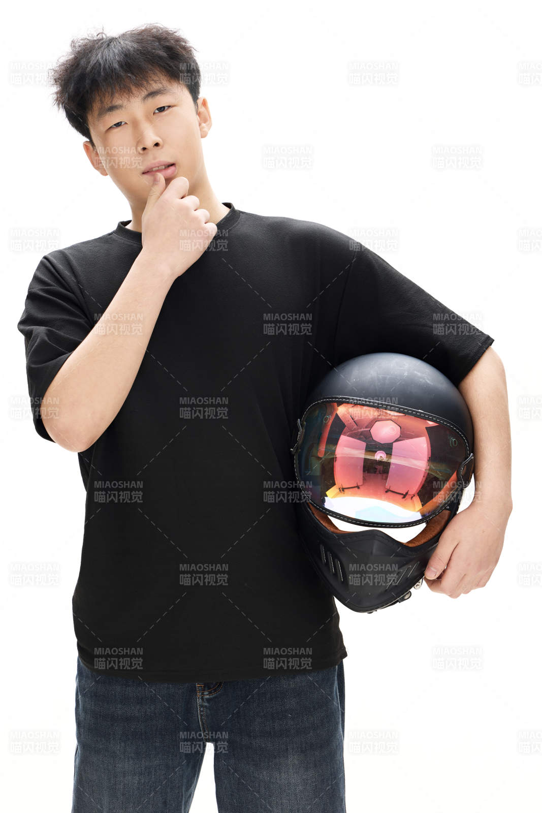 白色背景下的亚洲男性青年形象图片