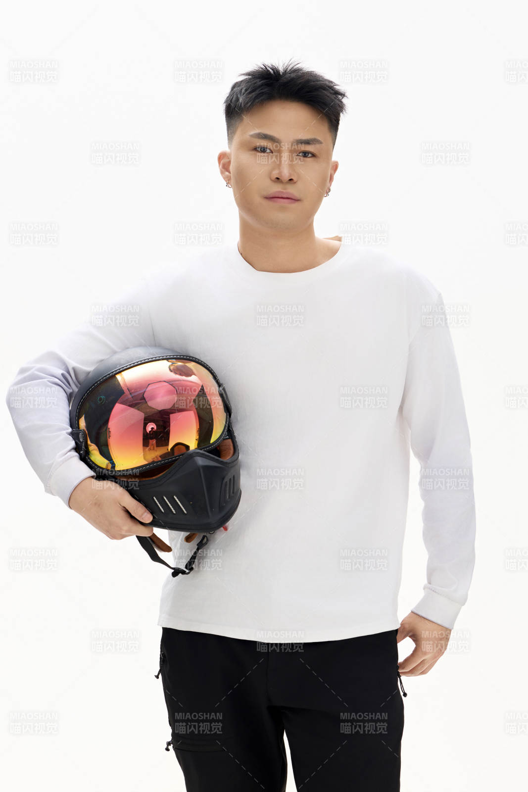 白色背景下的亚洲男性青年形象图片