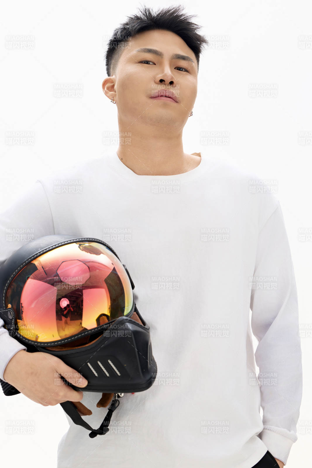 白色背景下的亚洲男性青年形象图片