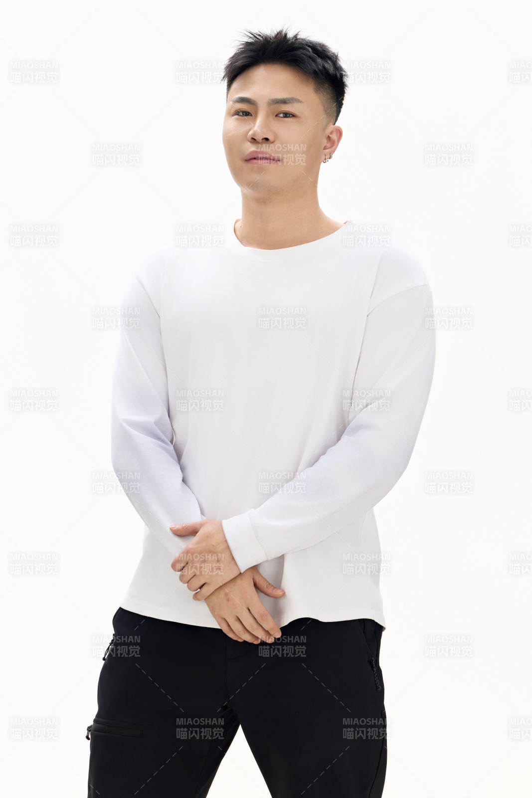 白色背景下的亚洲男性青年形象图片