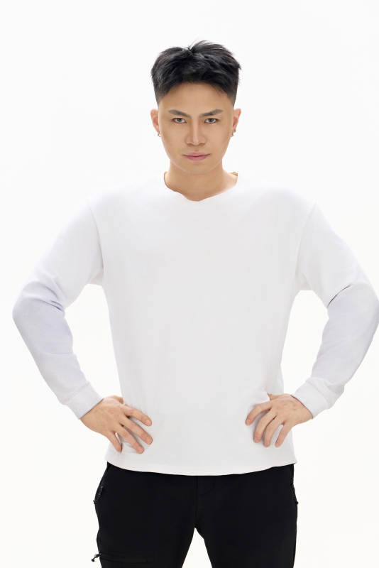白色背景下的亚洲男性青年形象图片