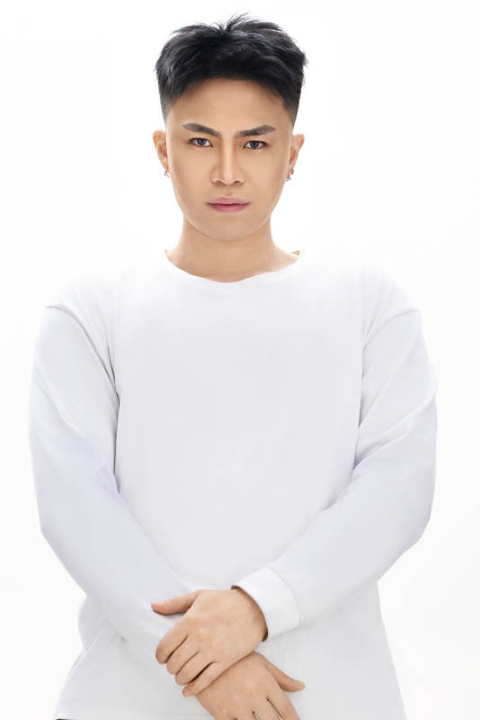 白色背景下的亚洲男性青年形象图片