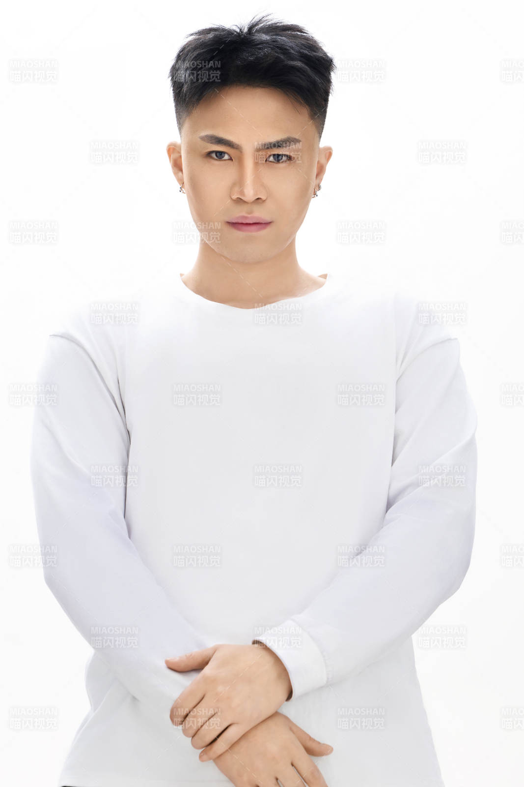 白色背景下的亚洲男性青年形象图片