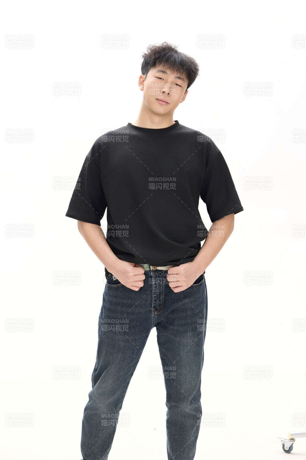 白色背景下的亚洲男性青年形象图片