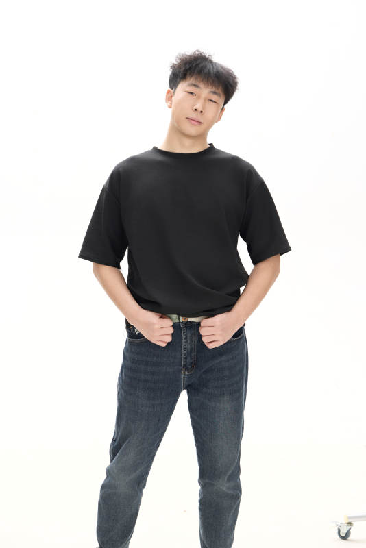 白色背景下的亚洲男性青年形象图片