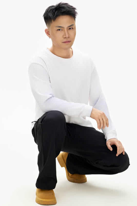 白色背景下的亚洲男性青年形象图片