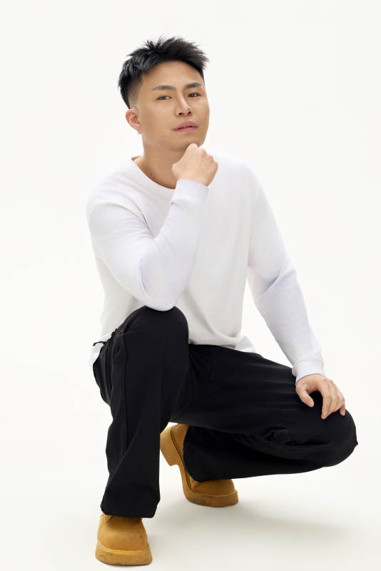 白色背景下的亚洲男性青年形象图片