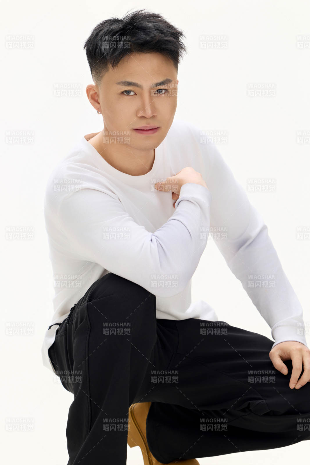 白色背景下的亚洲男性青年形象图片