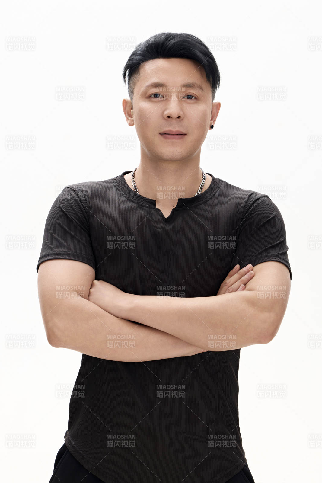 白色背景下的亚洲男性青年形象图片