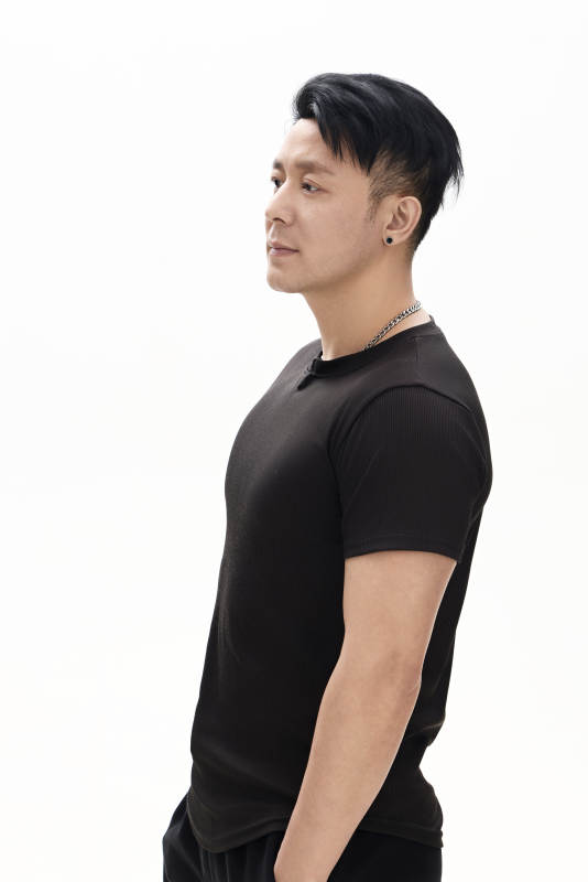 白色背景下的亚洲男性青年形象图片