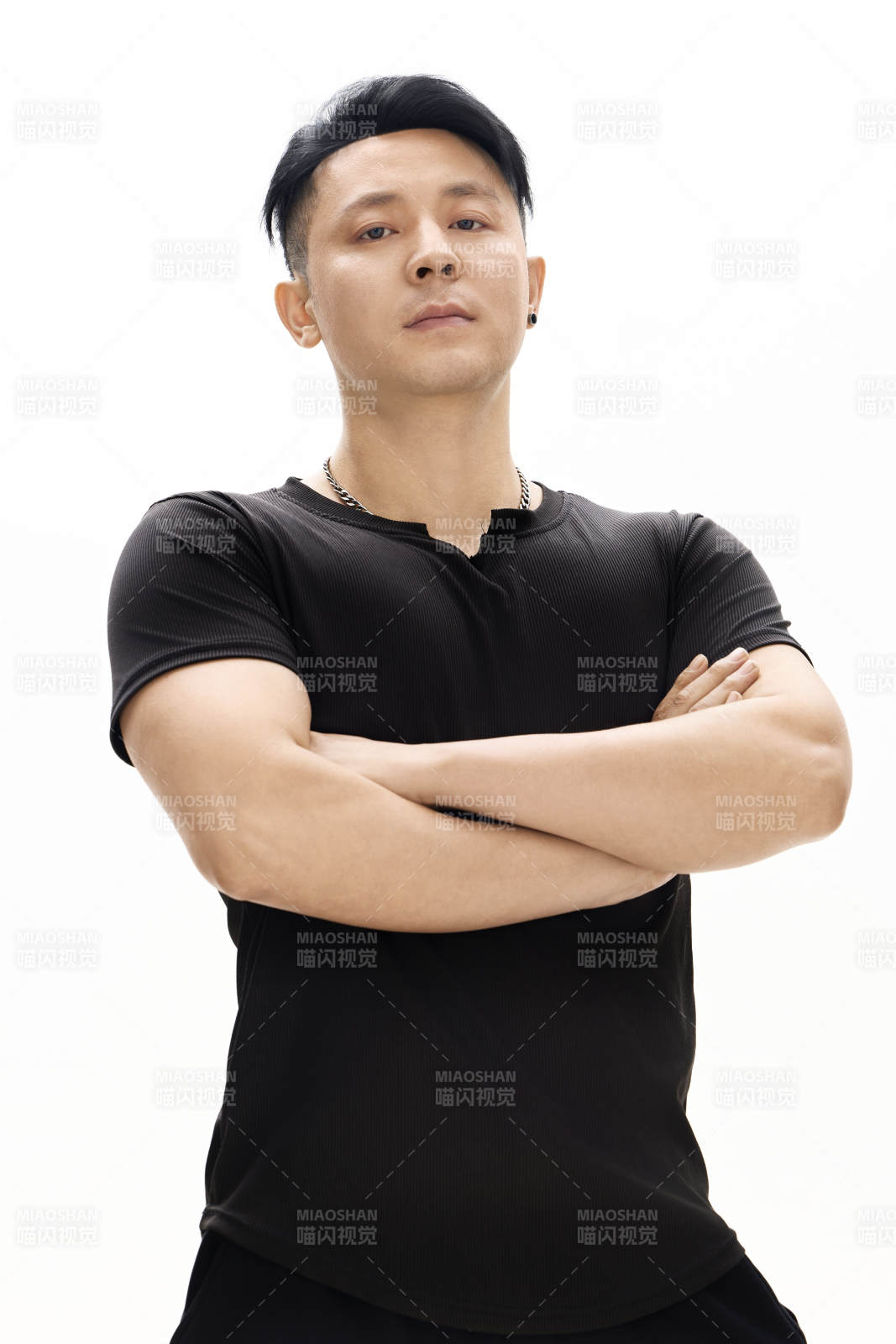 白色背景下的亚洲男性青年形象图片