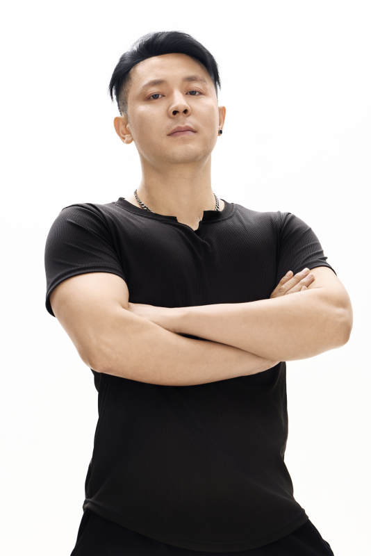 白色背景下的亚洲男性青年形象图片