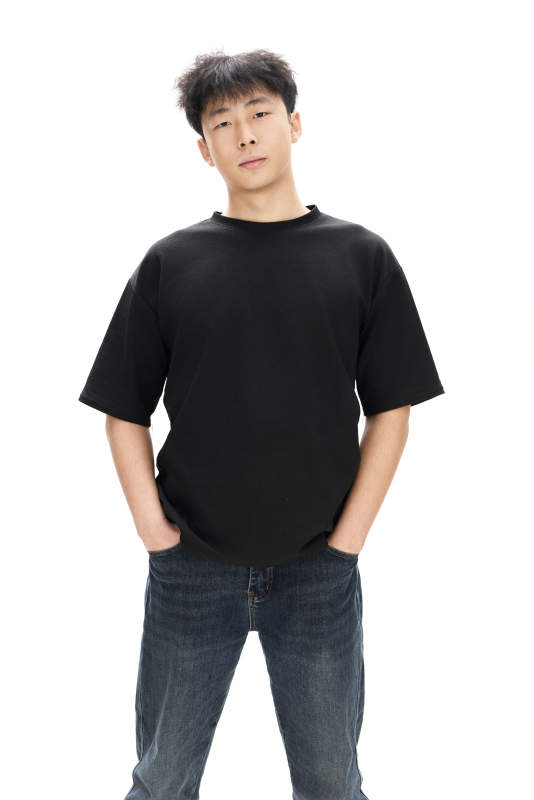 白色背景下的亚洲男性青年形象图片