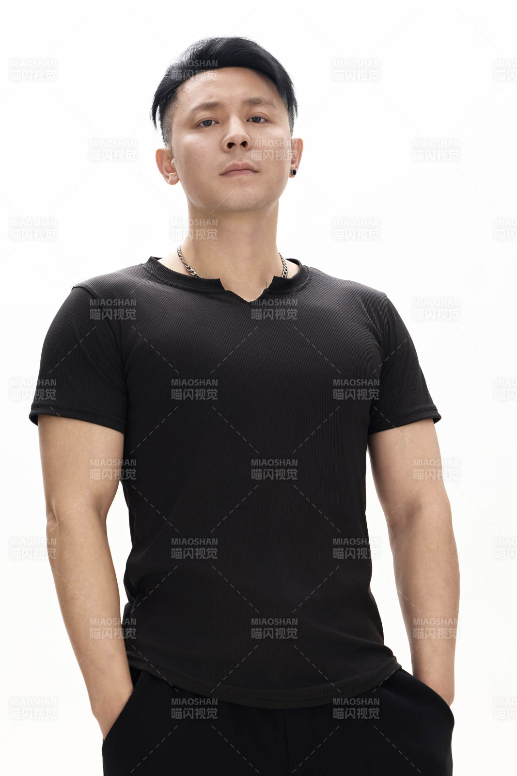 白色背景下的亚洲男性青年形象图片