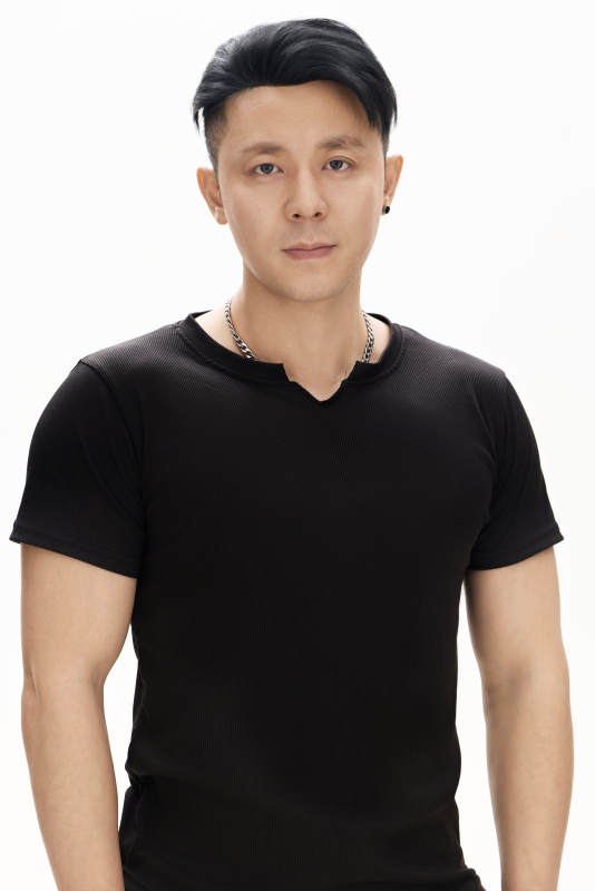 白色背景下的亚洲男性青年形象图片