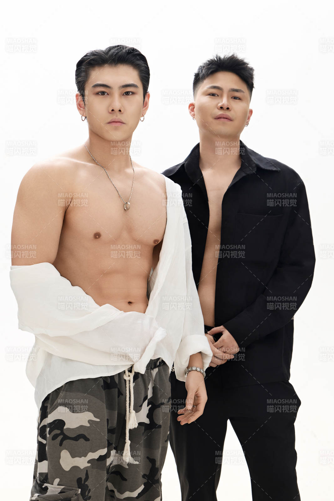 年轻帅气的肌肉健美亚洲男性双人形象图片