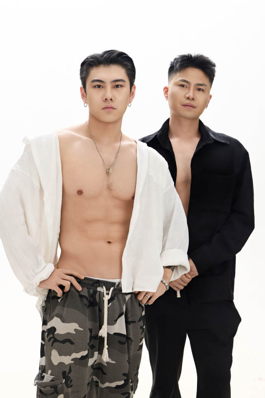 年轻帅气的肌肉健美亚洲男性双人形象图片