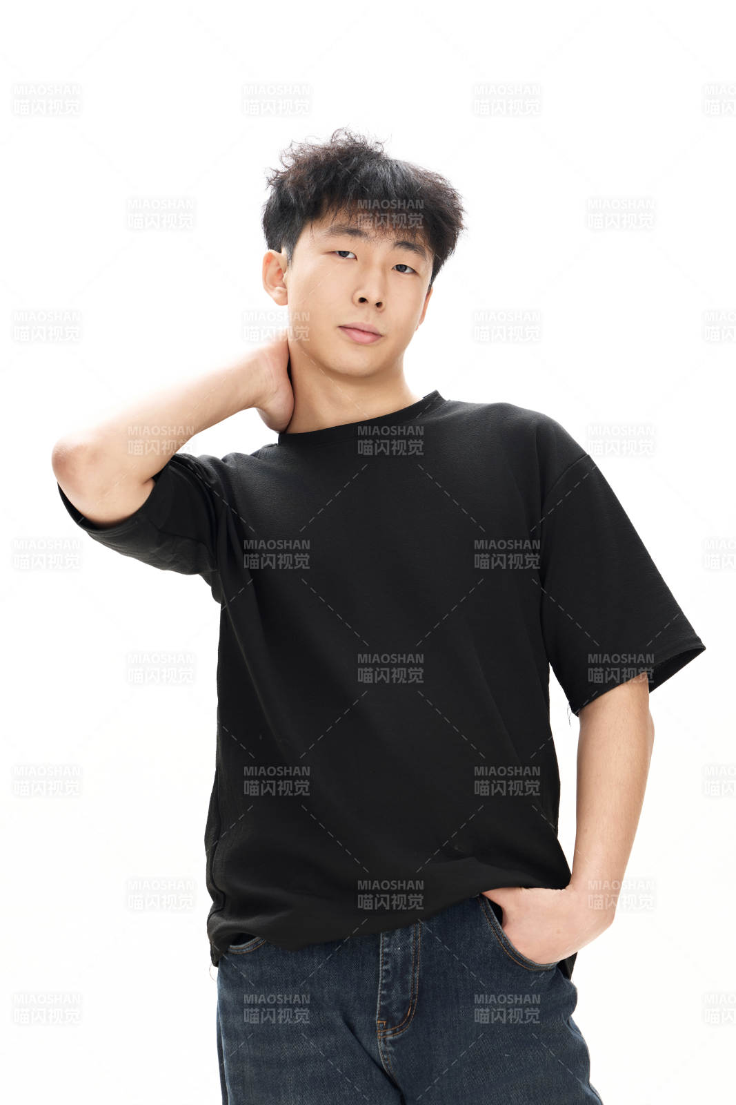 白色背景下的亚洲男性青年形象图片