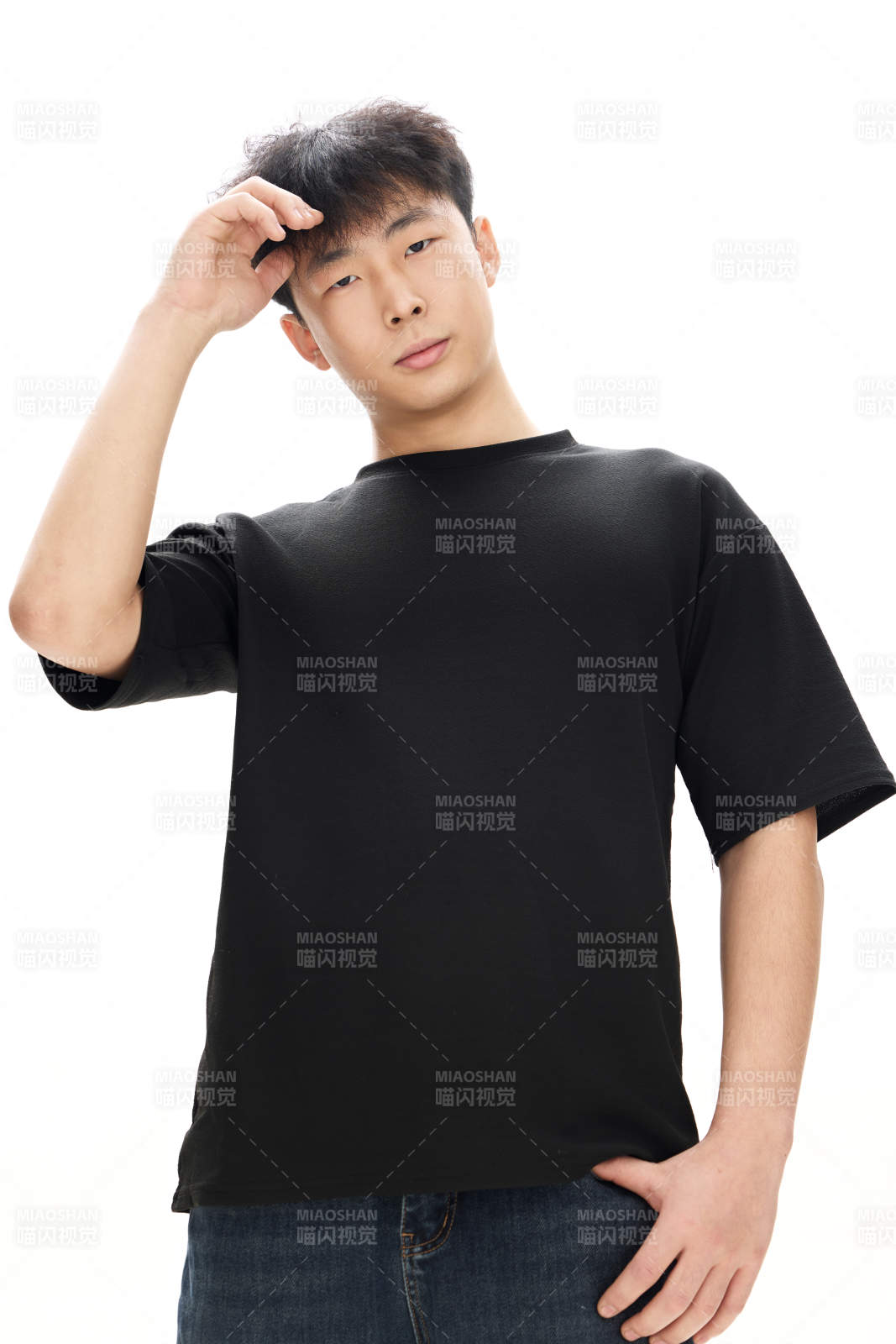 白色背景下的亚洲男性青年形象图片