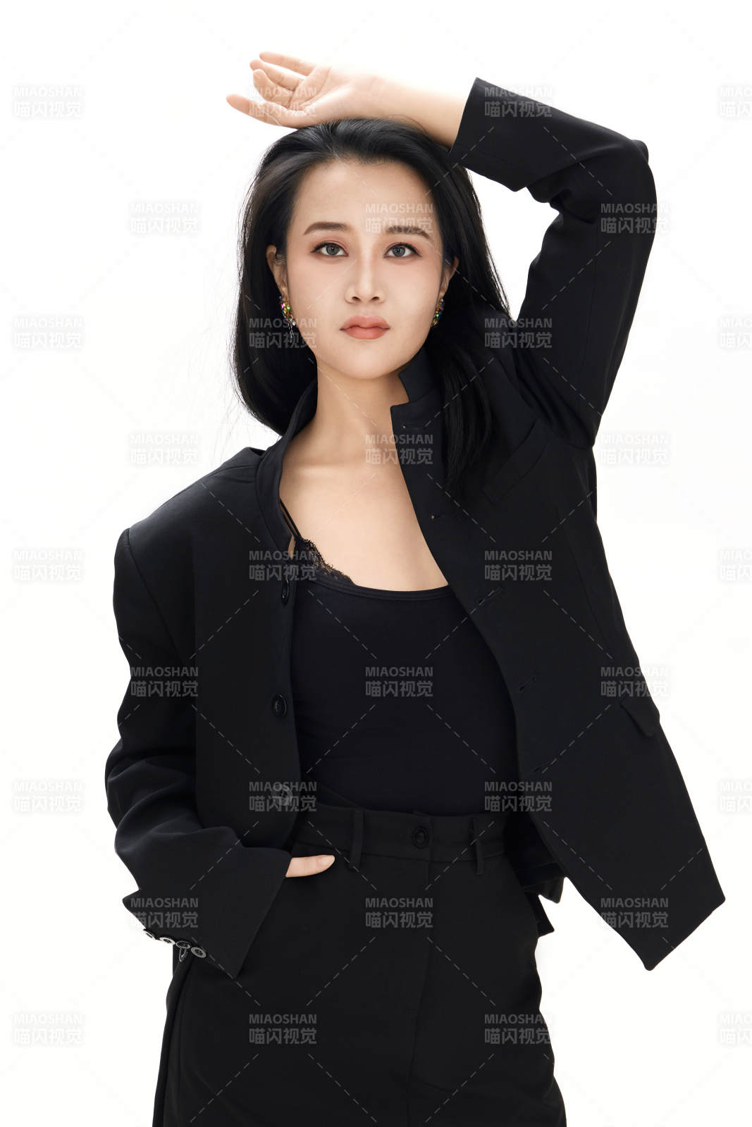 白色背景下的亚洲女性歌手演员形象图片