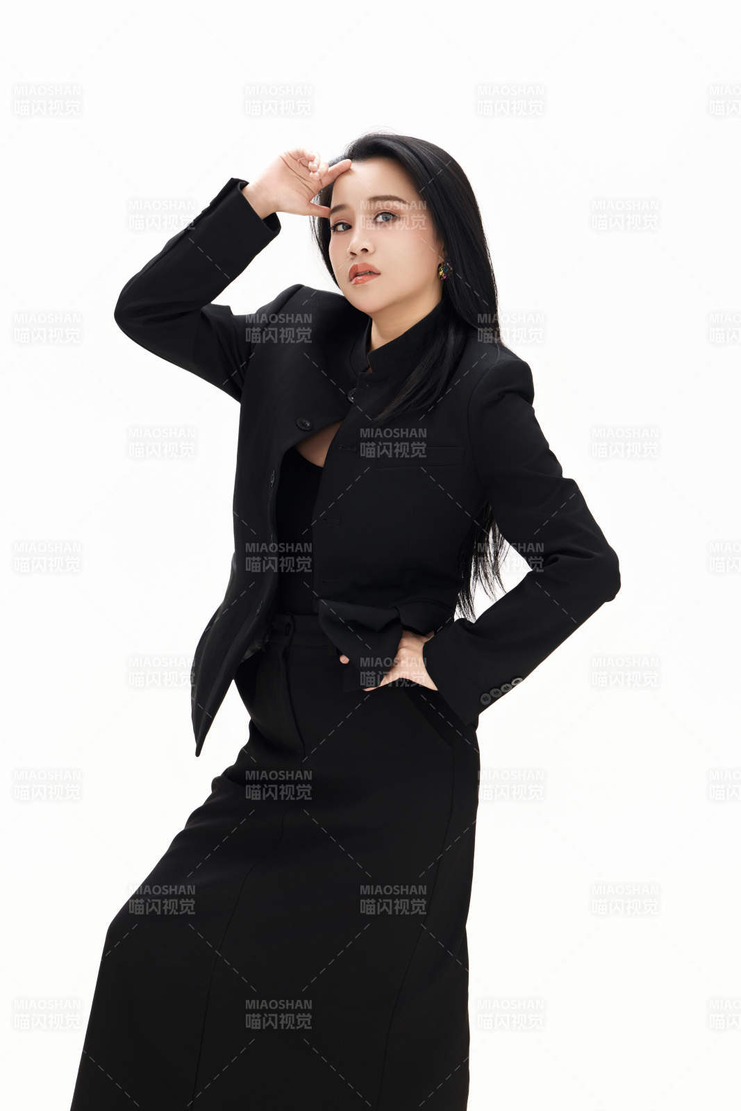 白色背景下的亚洲女性歌手演员形象图片