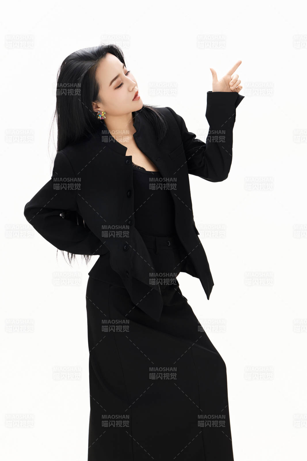 白色背景下的亚洲女性歌手演员形象图片