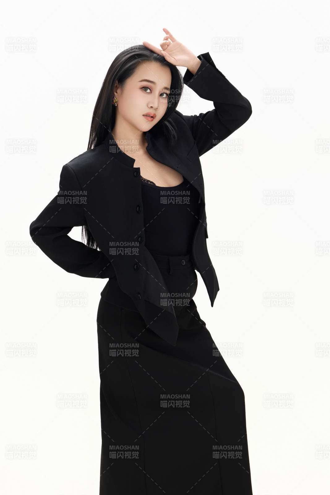 白色背景下的亚洲女性歌手演员形象图片