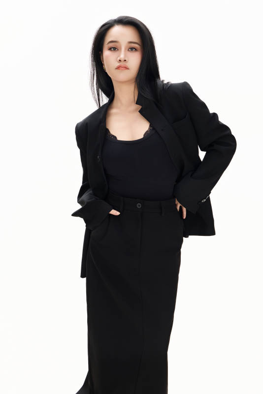 白色背景下的亚洲女性歌手演员形象图片