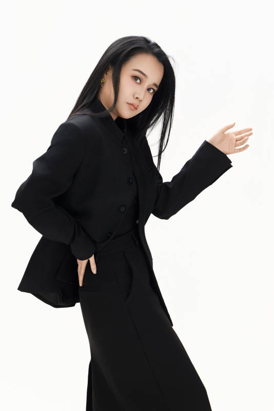 白色背景下的亚洲女性歌手演员形象图片
