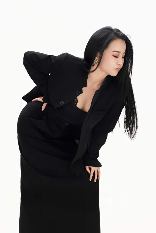 白色背景下的亚洲女性歌手演员形象图片