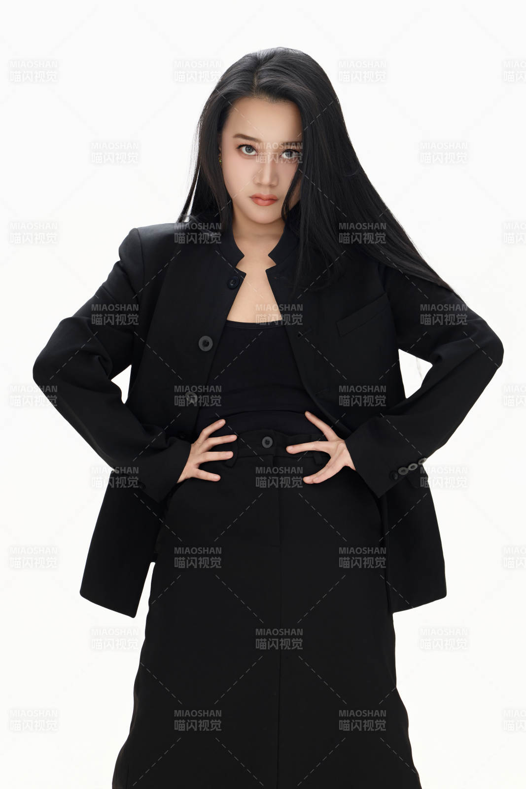 白色背景下的亚洲女性歌手演员形象图片