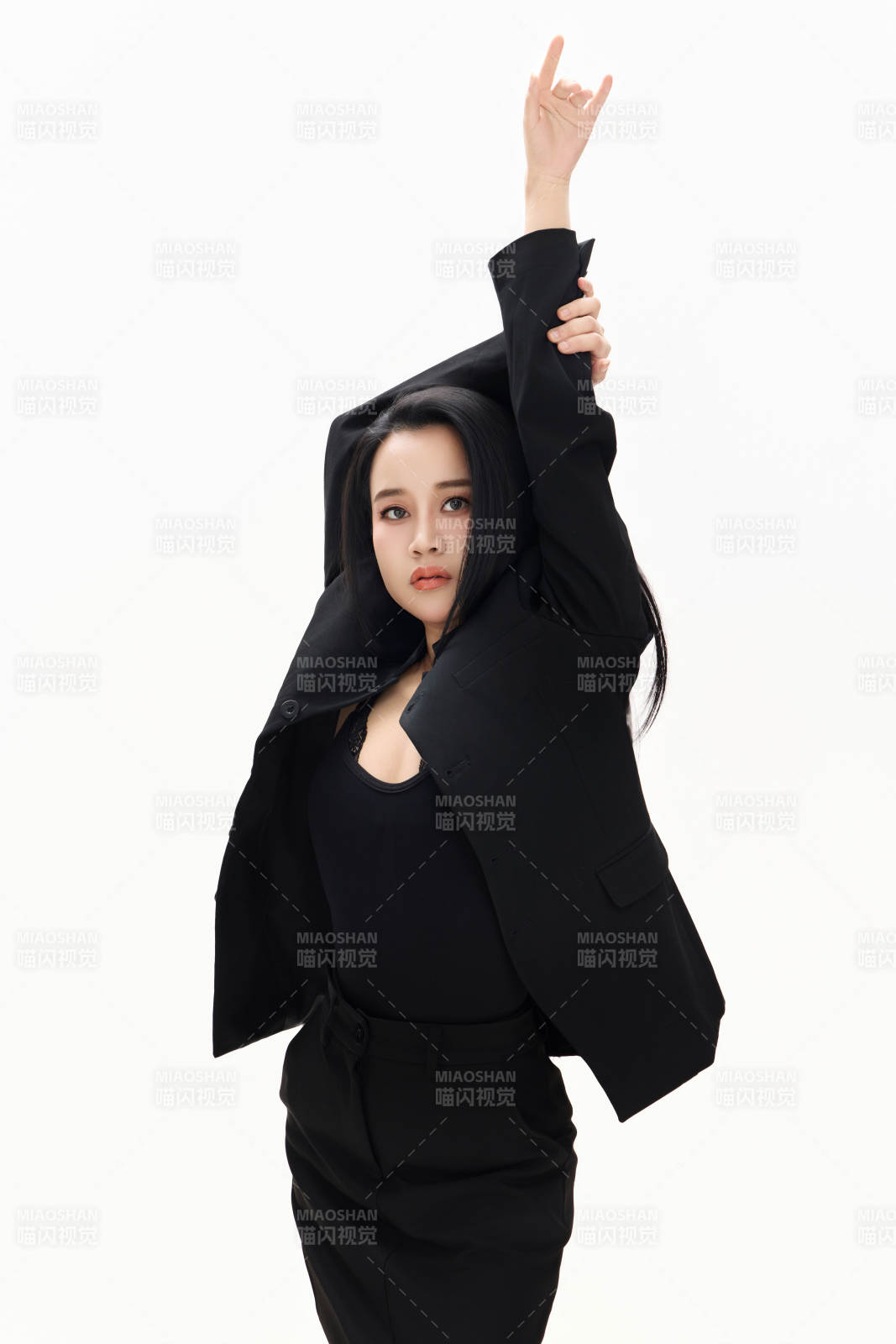 白色背景下的亚洲女性歌手演员形象图片