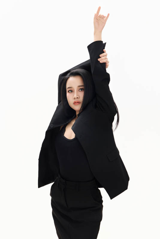 白色背景下的亚洲女性歌手演员形象图片