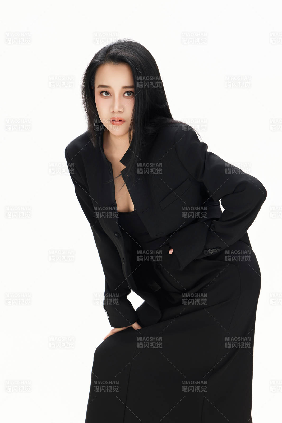 白色背景下的亚洲女性歌手演员形象图片