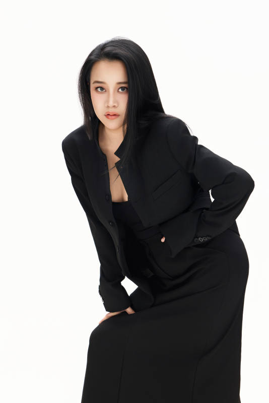 白色背景下的亚洲女性歌手演员形象图片