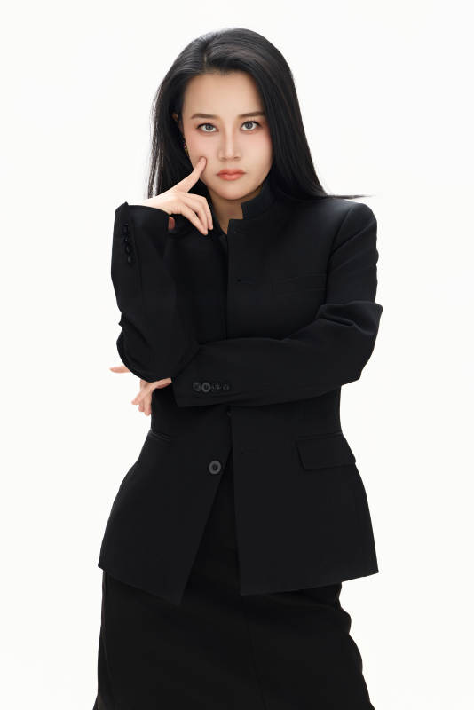 白色背景下的亚洲女性歌手演员形象图片