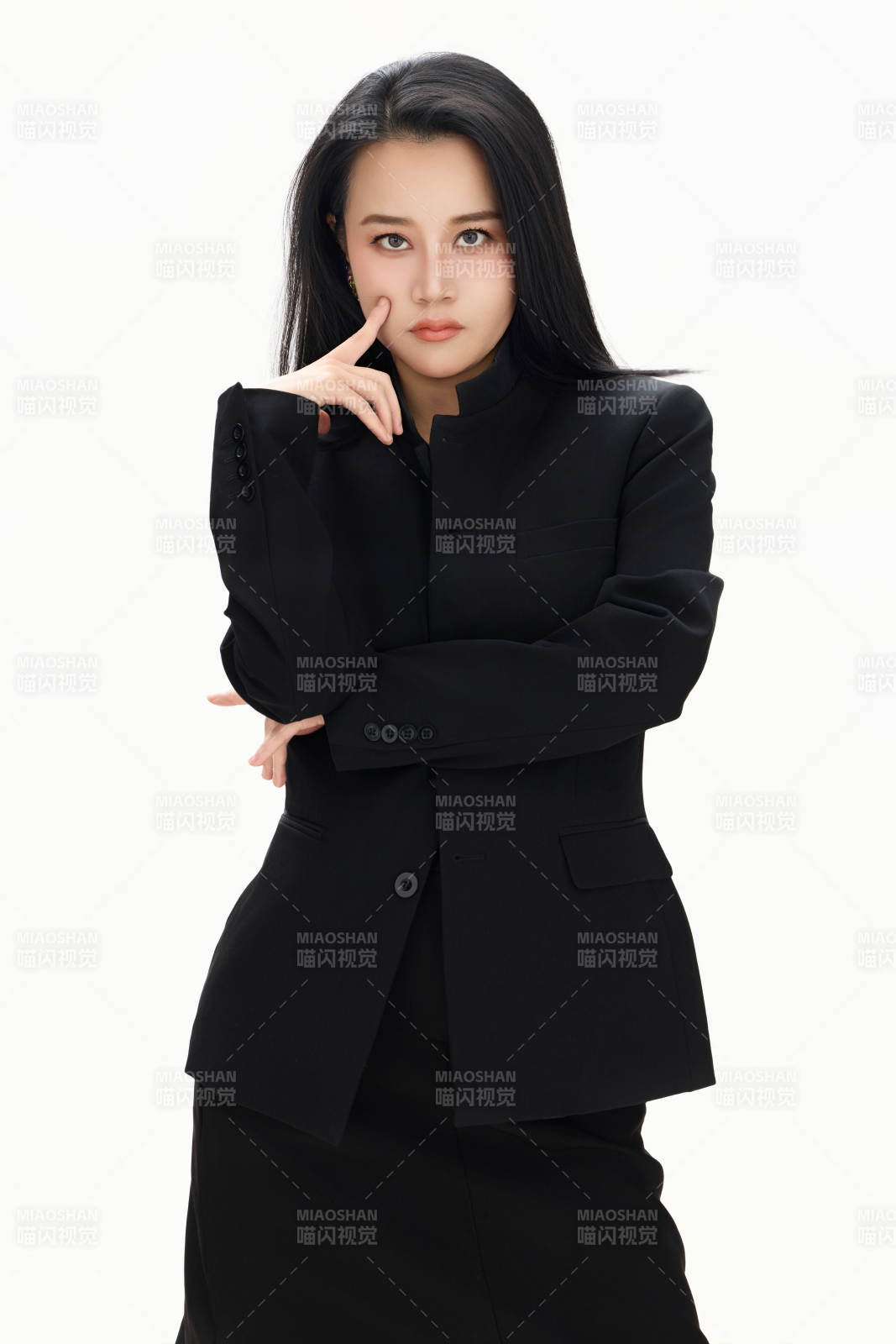 白色背景下的亚洲女性歌手演员形象图片