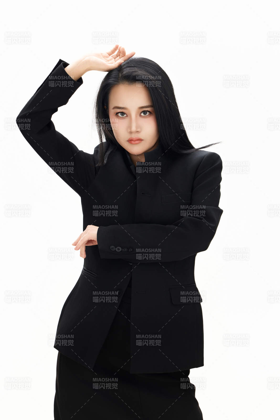 白色背景下的亚洲女性歌手演员形象图片