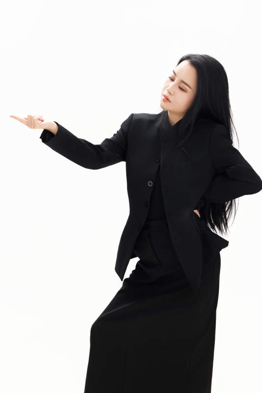 白色背景下的亚洲女性歌手演员形象图片