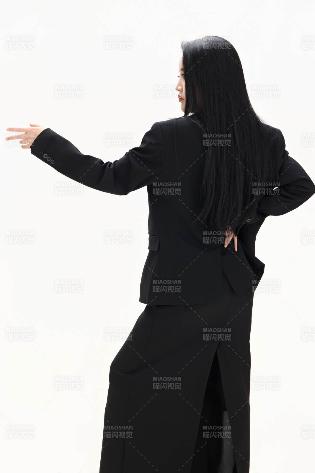 白色背景下的亚洲女性歌手演员形象图片