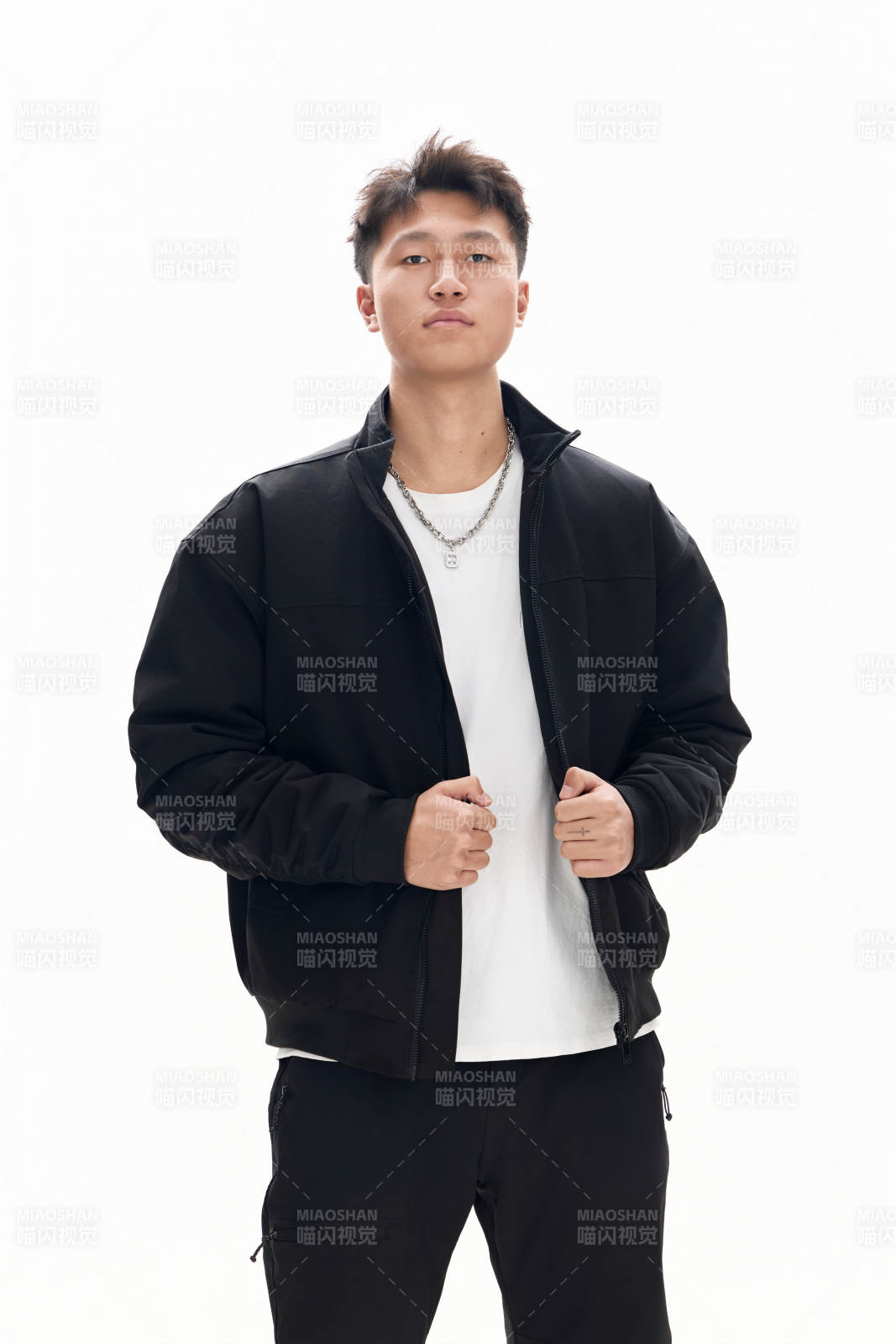 白色背景下的亚洲男性青年形象图片