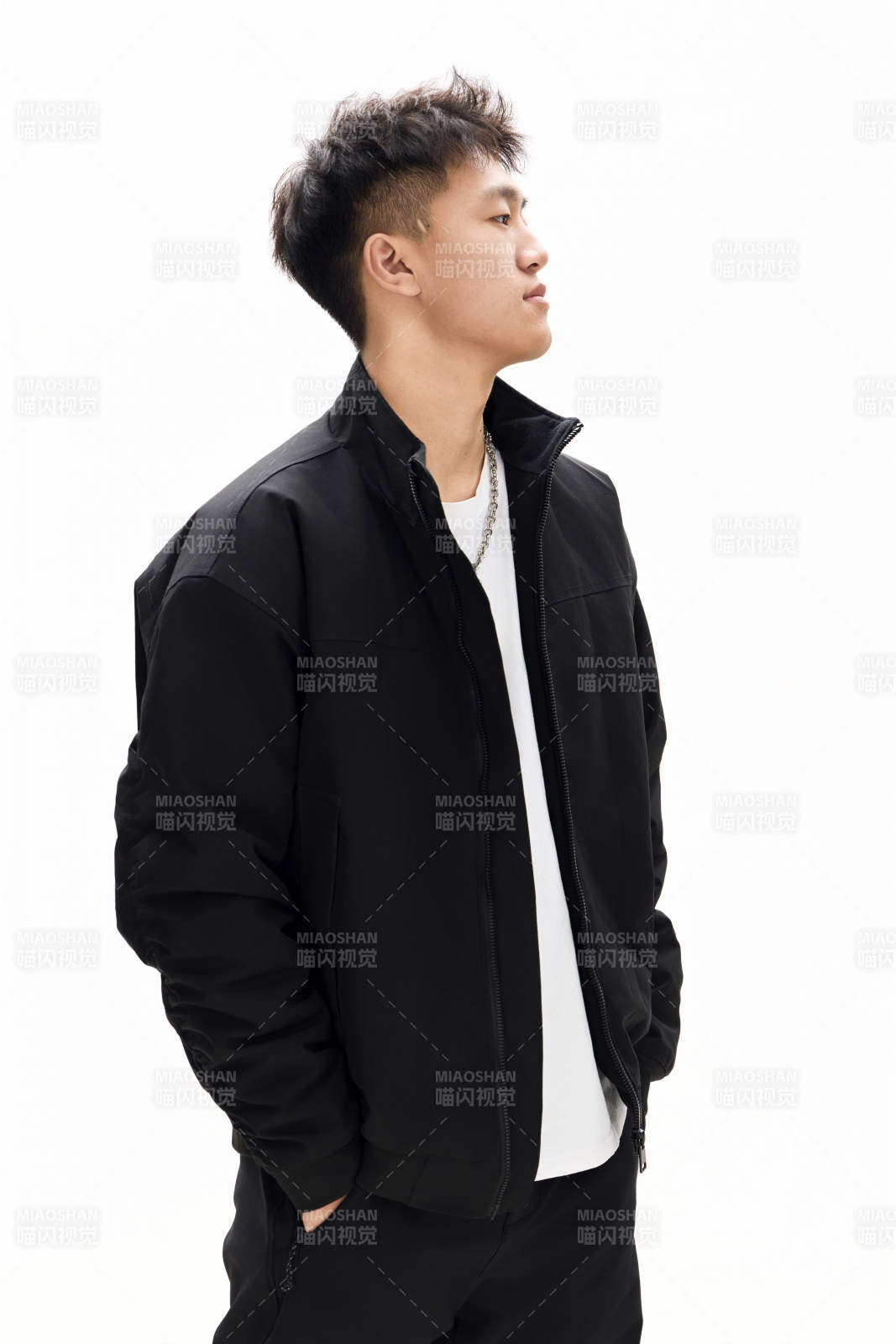 白色背景下的亚洲男性青年形象图片