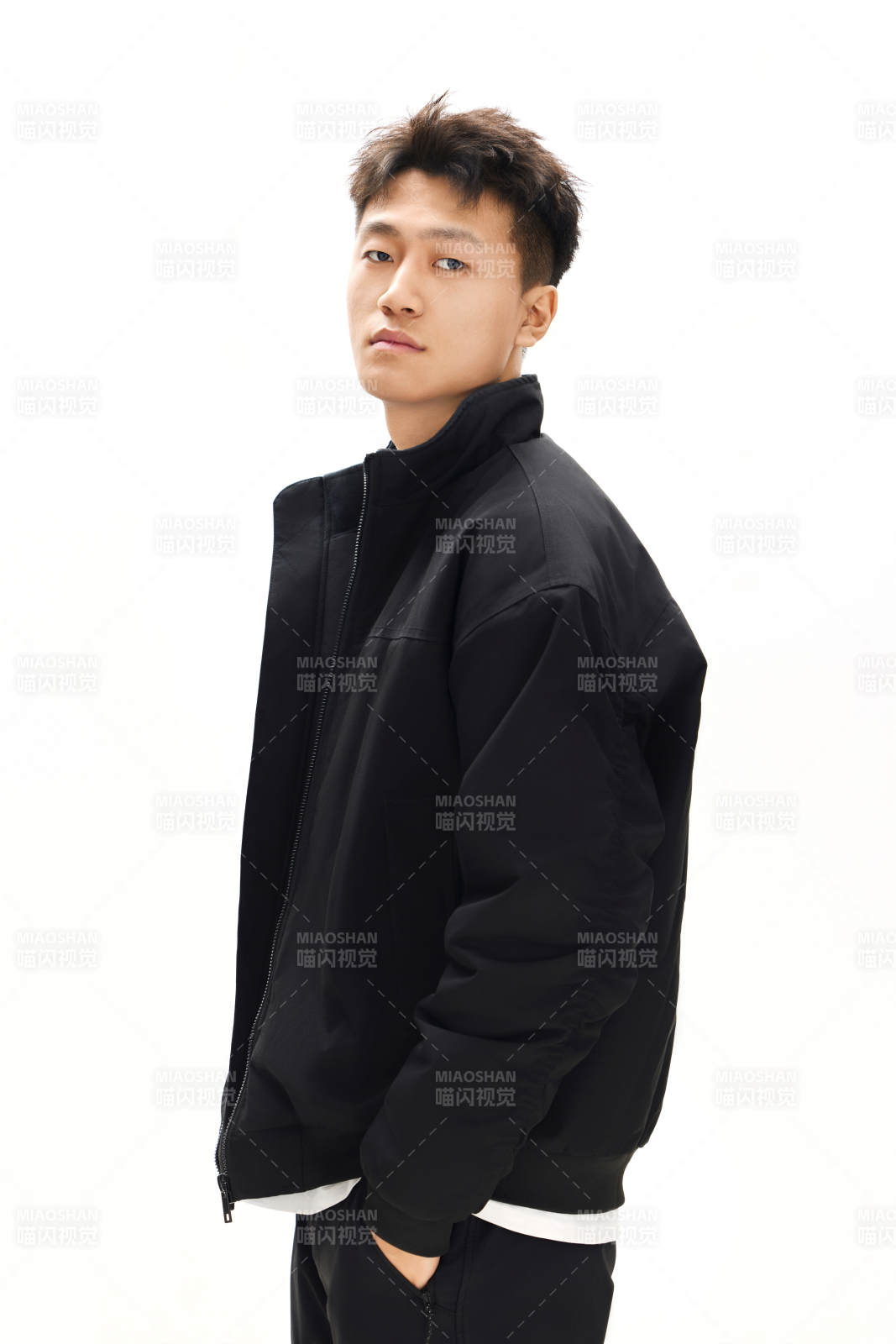 白色背景下的亚洲男性青年形象图片