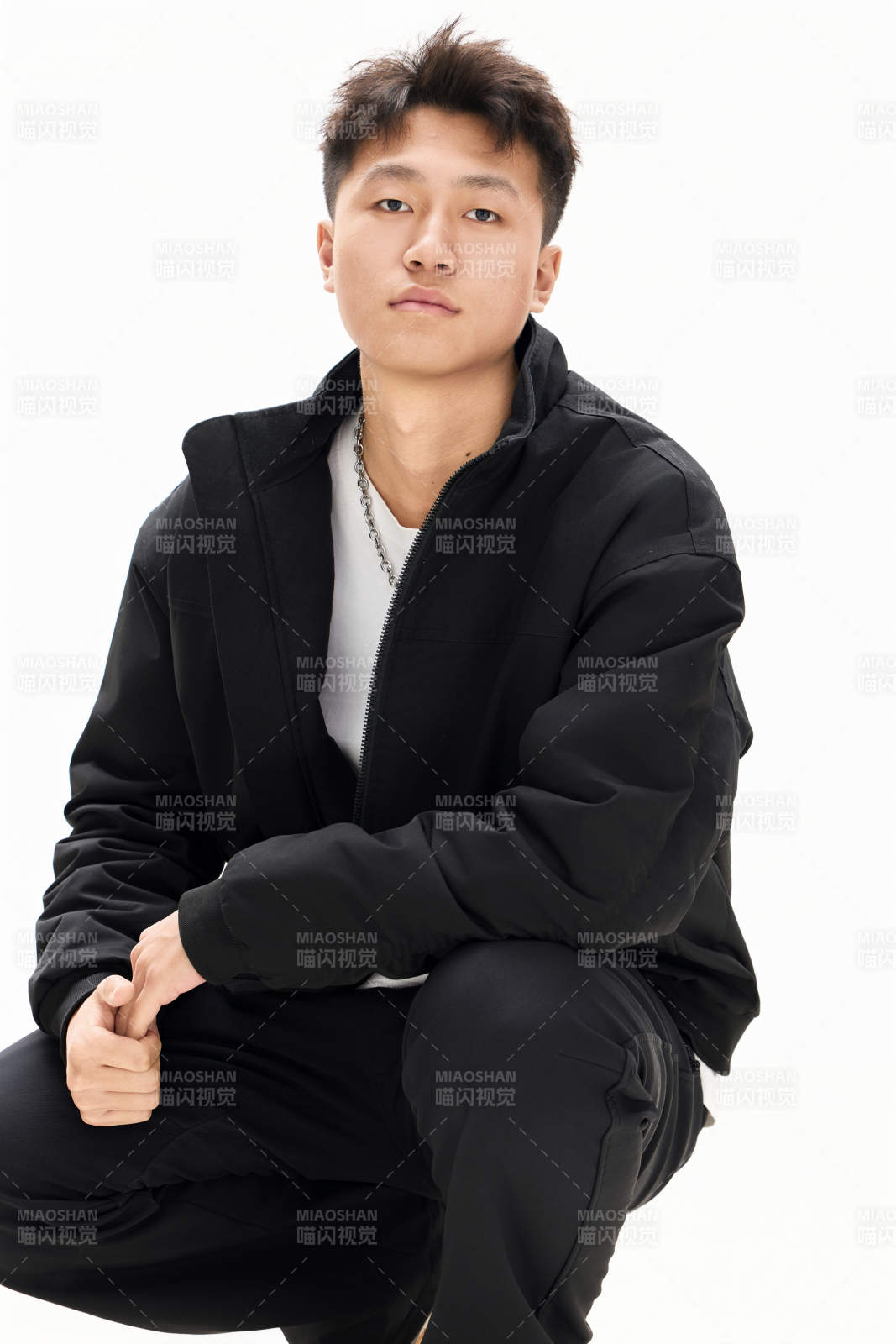 白色背景下的亚洲男性青年形象图片