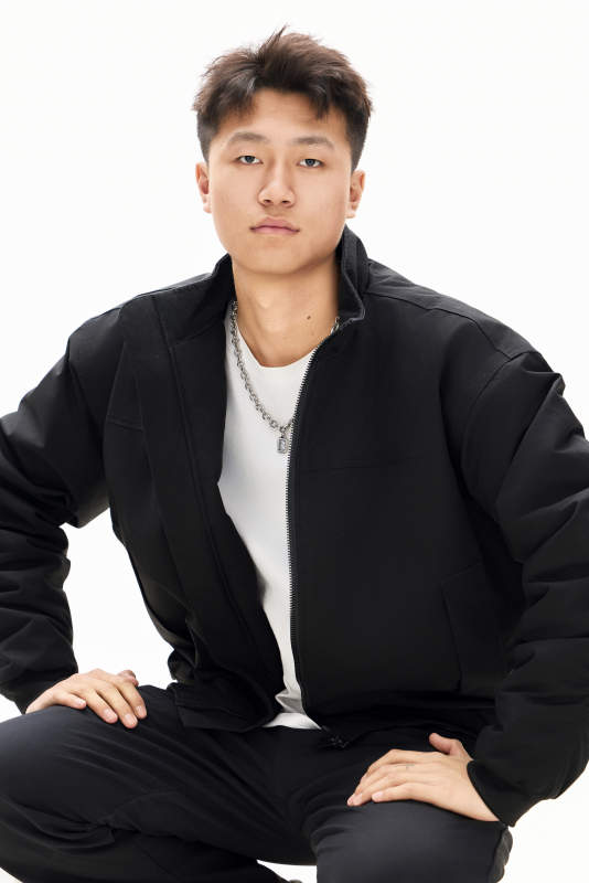 白色背景下的亚洲男性青年形象图片