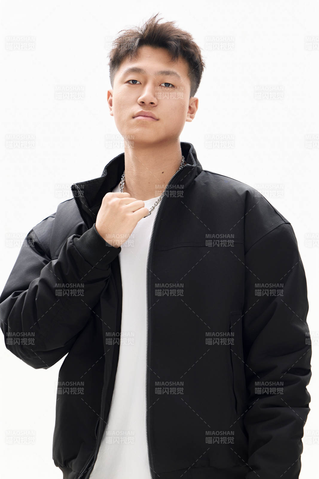 白色背景下的亚洲男性青年形象图片