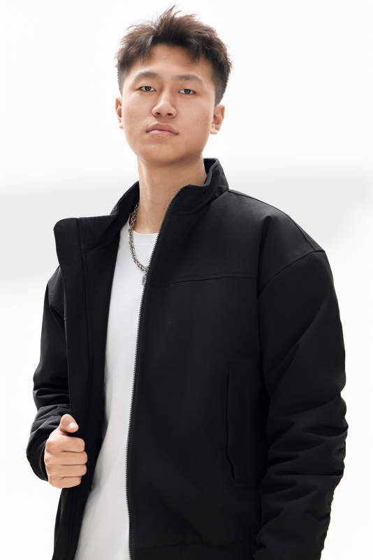 白色背景下的亚洲男性青年形象图片