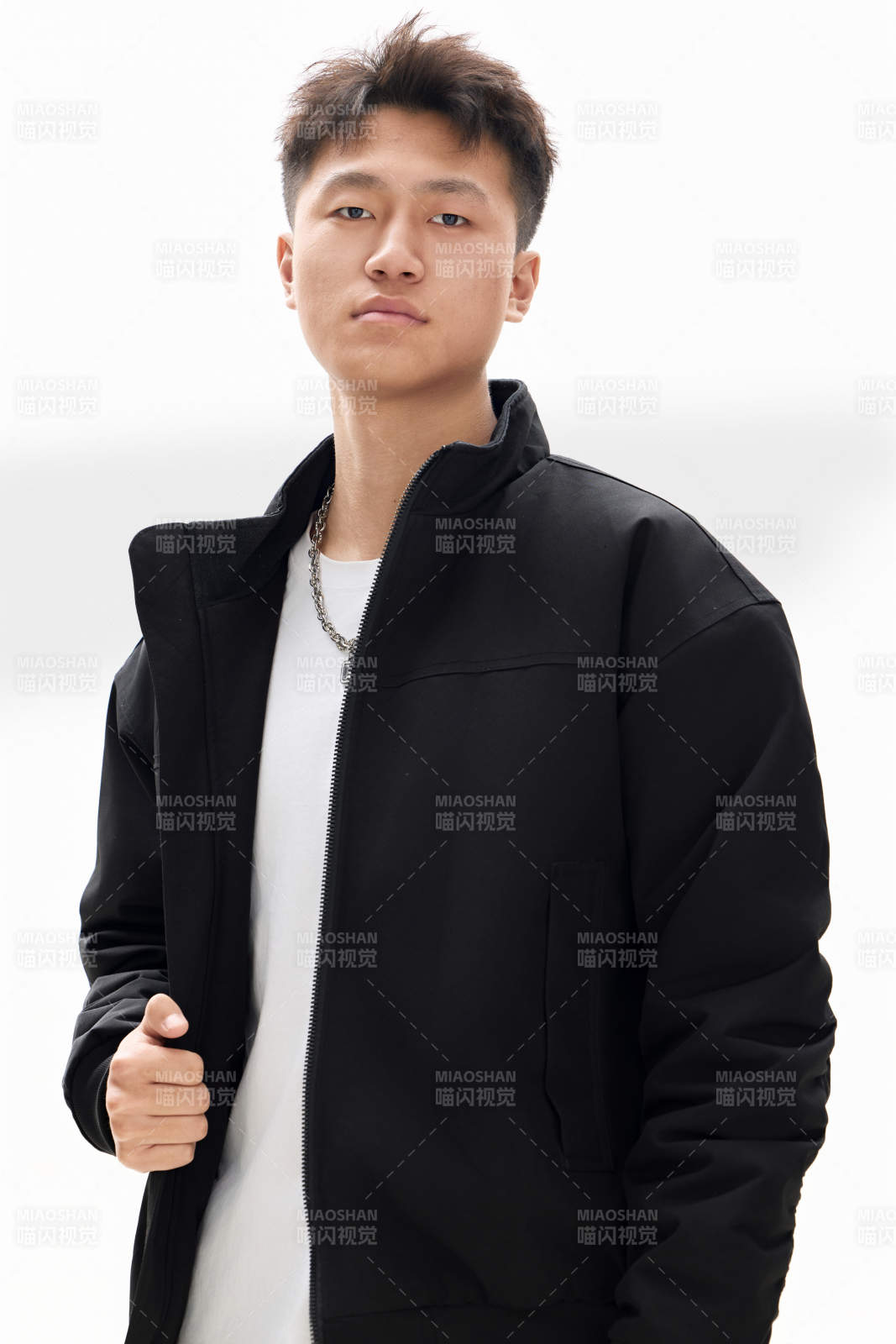 白色背景下的亚洲男性青年形象图片