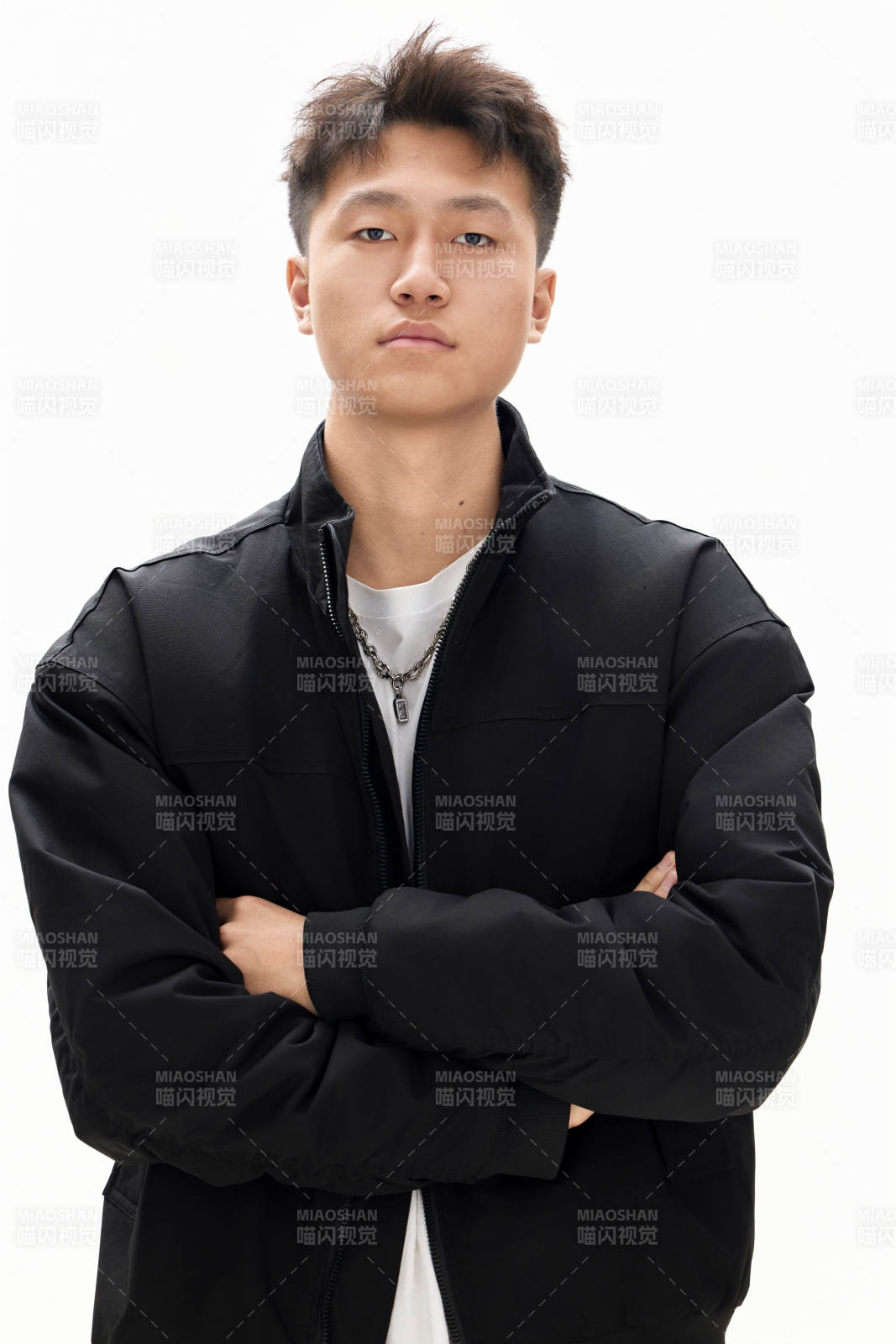 白色背景下的亚洲男性青年形象图片